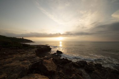 Oropesa del Mar sahilinde bulutlu gündoğumu