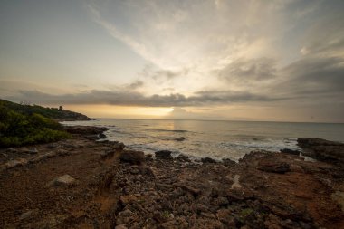 Oropesa del Mar sahilinde bulutlu gündoğumu