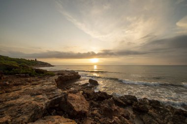 Oropesa del Mar sahilinde bulutlu gündoğumu