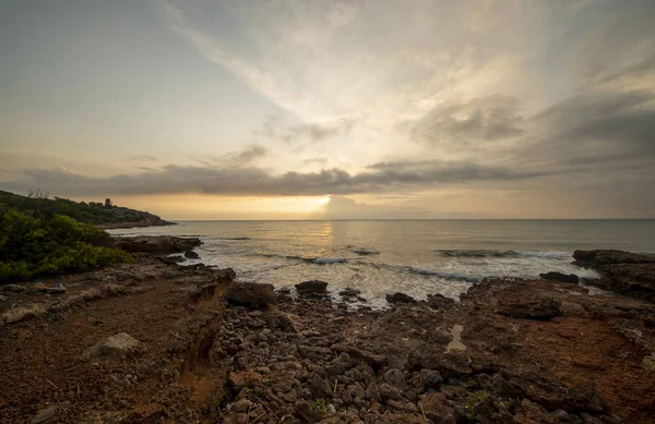 Oropesa del Mar sahilinde bulutlu gündoğumu