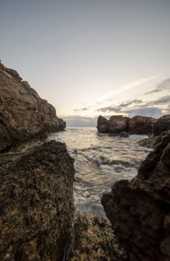Kayalar ve Oropesa Denizi arasında gün doğumu