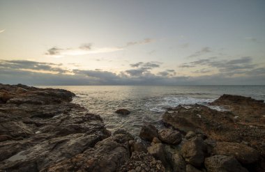 Kayalar ve Oropesa Denizi arasında gün doğumu