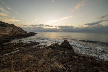 Kayalar ve Oropesa Denizi arasında gün doğumu
