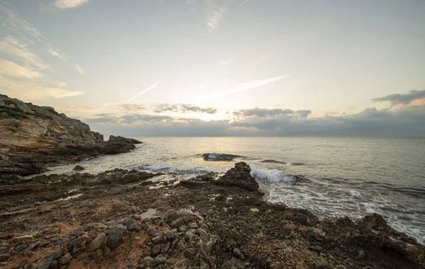 Lever de soleil entre les rochers et la mer d'Oropesa — Photo
