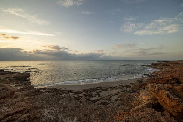 Nascer do sol entre as rochas e o mar de Oropesa — Fotografia de Stock