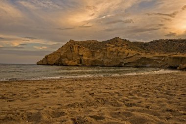 Aguilas kapalı Cove'da gün batımında, Murcia
