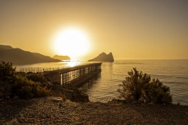 Aguilas 'ta bir sahilde gün doğumu, Murcia