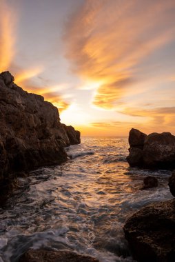 İspanya 'nın Oropesa kentindeki kaçak kayaların arasında gün doğumu