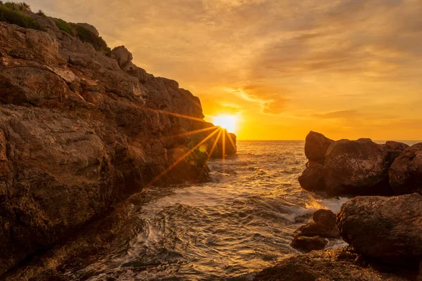 Sonnenaufgang Zwischen Den Felsen Der Renega Oropesa Spanien Stockfoto