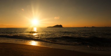 İspanya 'nın Balear Adaları, İbiza adasındaki Cala Comte plajı