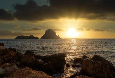 İbiza 'da gün batımı Es vedra adasının yanında.
