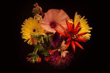 Küçük ve çeşitli bahçe çiçekleri olan bir buket, Macro.