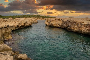 İspanya, İbiza 'daki Sant Antoni Koyu' nda günbatımı