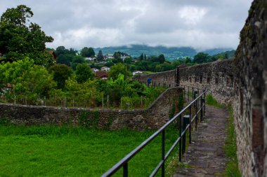 Güzel şehir San Juan de Pie de Puerto, Fransa