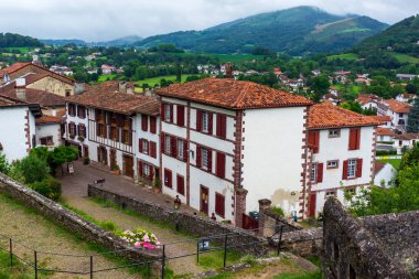 Güzel şehir San Juan de Pie de Puerto, Fransa