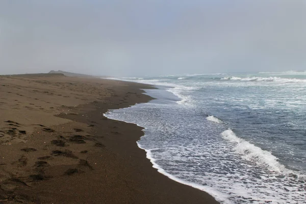 Vagues Océaniques Sur Une Plage Déserte Sable Volcanique Noir — Photo