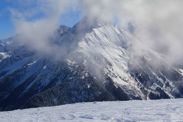 雪の斜面の上の雲 — ストック写真