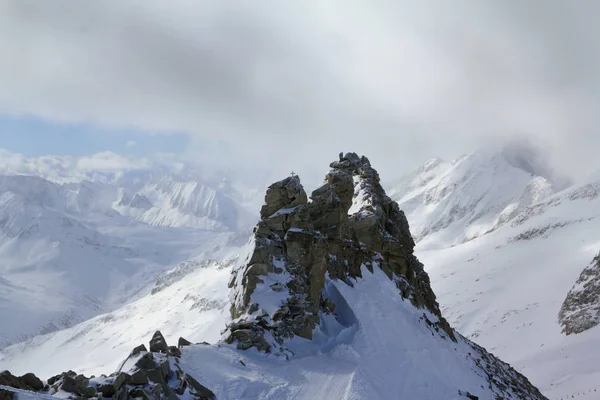 Stone Guard Tegen Achtergrond Van Het Besneeuwde Bergland — Stockfoto