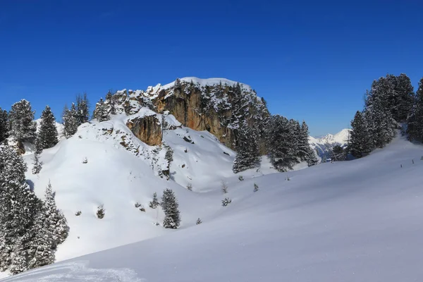 Bela Rocha Uma Encosta Neve — Fotografia de Stock