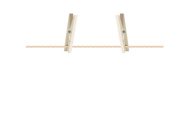 İzole edilmiş bir halat üzerinde Clothespins