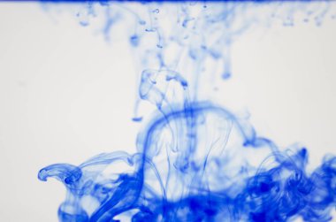 mavi beyaz arka plan üzerinde duman bulutları