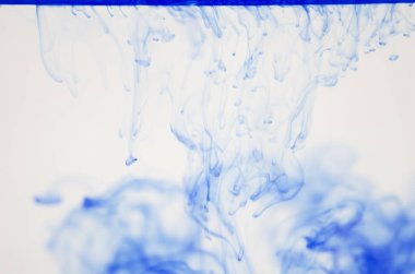 mavi beyaz arka plan üzerinde duman bulutları