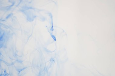 mavi beyaz arka plan üzerinde duman bulutları