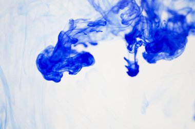 mavi beyaz arka plan üzerinde duman bulutları