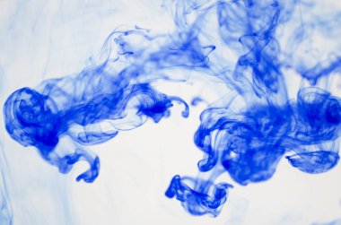 mavi beyaz arka plan üzerinde duman bulutları