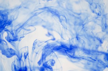 mavi beyaz arka plan üzerinde duman bulutları