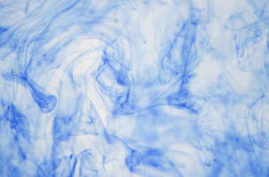 mavi beyaz arka plan üzerinde duman bulutları