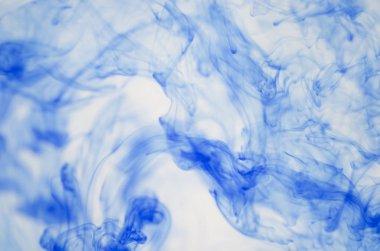 mavi beyaz arka plan üzerinde duman bulutları