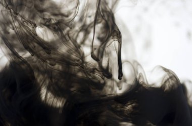 Beyaz arka plan üzerinde koyu duman bulutları