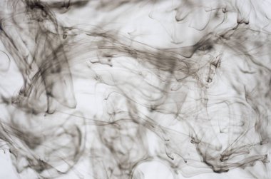 Beyaz arka plan üzerinde koyu duman bulutları