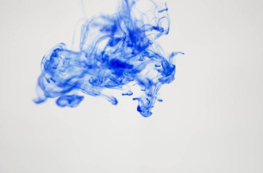 mavi beyaz arka plan üzerinde duman bulutları