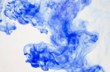 mavi beyaz arka plan üzerinde duman bulutları