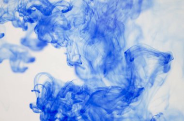 mavi beyaz arka plan üzerinde duman bulutları