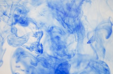 mavi beyaz arka plan üzerinde duman bulutları