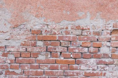 eski hasarlı tuğla duvar beton ile