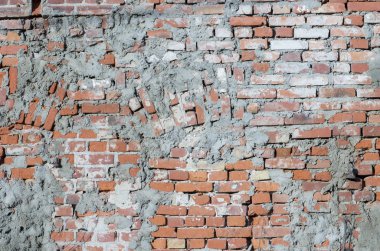 eski hasarlı tuğla duvar beton ile
