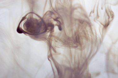 Beyaz arka plan üzerinde koyu duman bulutları