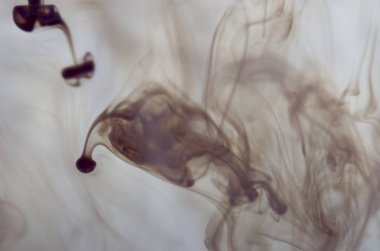 Beyaz arka plan üzerinde koyu duman bulutları