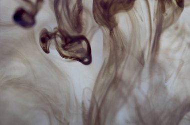 Beyaz arka plan üzerinde koyu duman bulutları