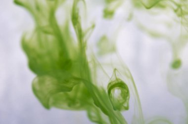 yeşil beyaz arka plan üzerinde duman bulutları