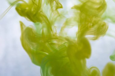 yeşil beyaz arka plan üzerinde duman bulutları