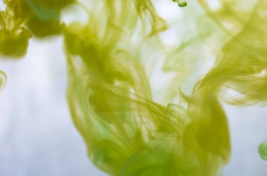 yeşil beyaz arka plan üzerinde duman bulutları