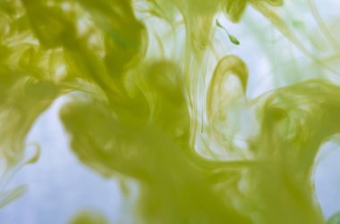 yeşil beyaz arka plan üzerinde duman bulutları