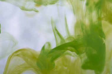 yeşil beyaz arka plan üzerinde duman bulutları