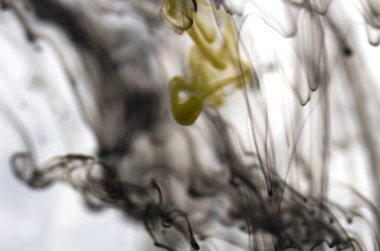 Beyaz arka plan üzerinde koyu duman bulutları