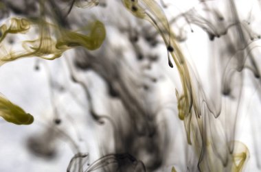 Beyaz arka plan üzerinde koyu duman bulutları